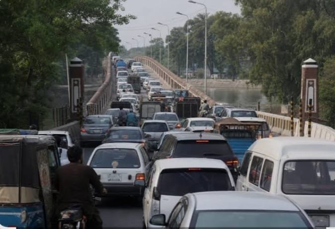 Lahore Housing Societies Face Worsening Traffic Crisis on Canal Road